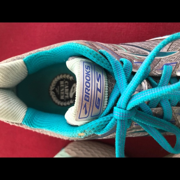 Brooks women’s size 7 athletic shoes. - Picture 5 of 9